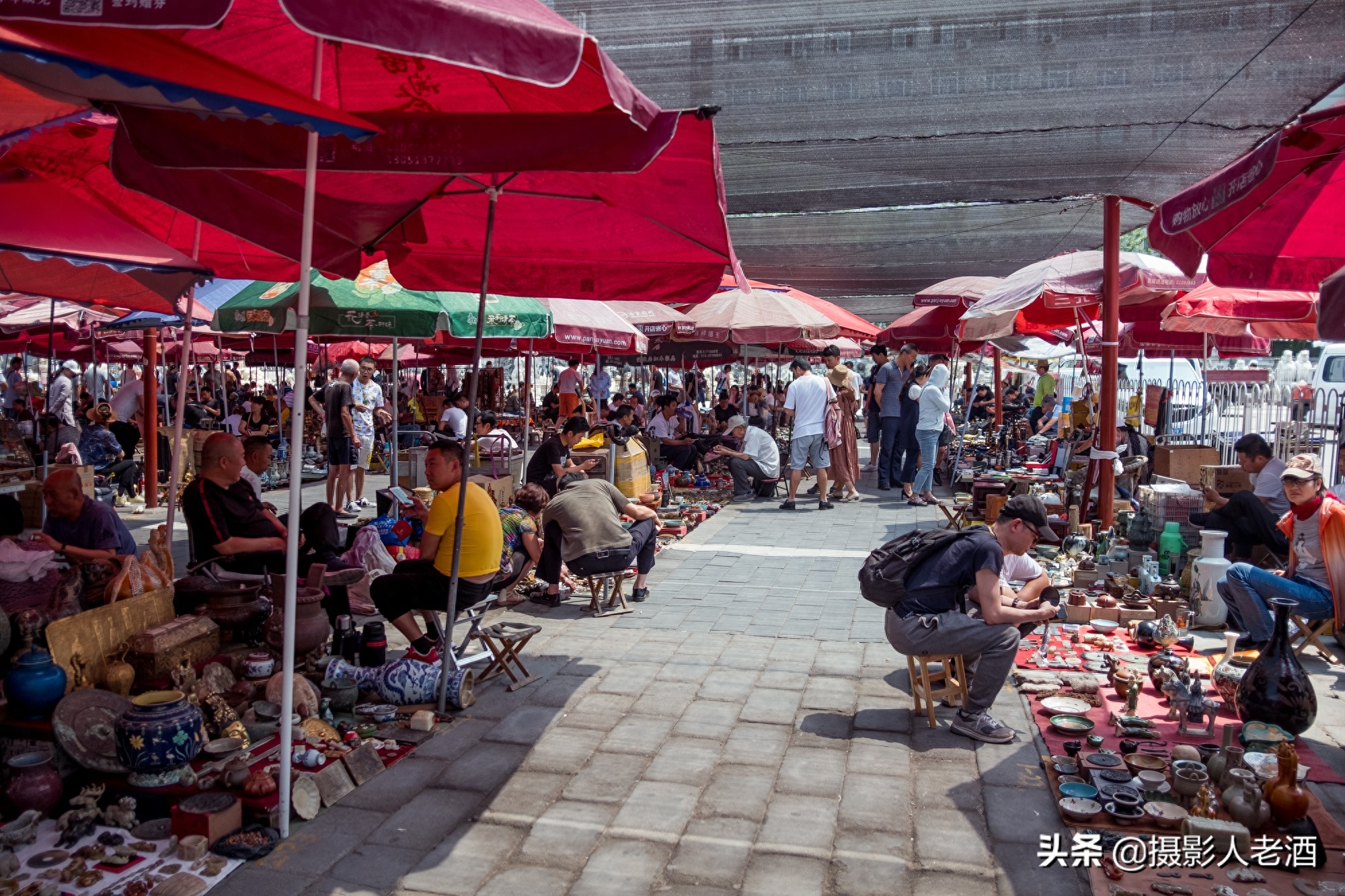 北京潘家园实拍：中国最大的古玩市场，工作日时卖货的比顾客还多