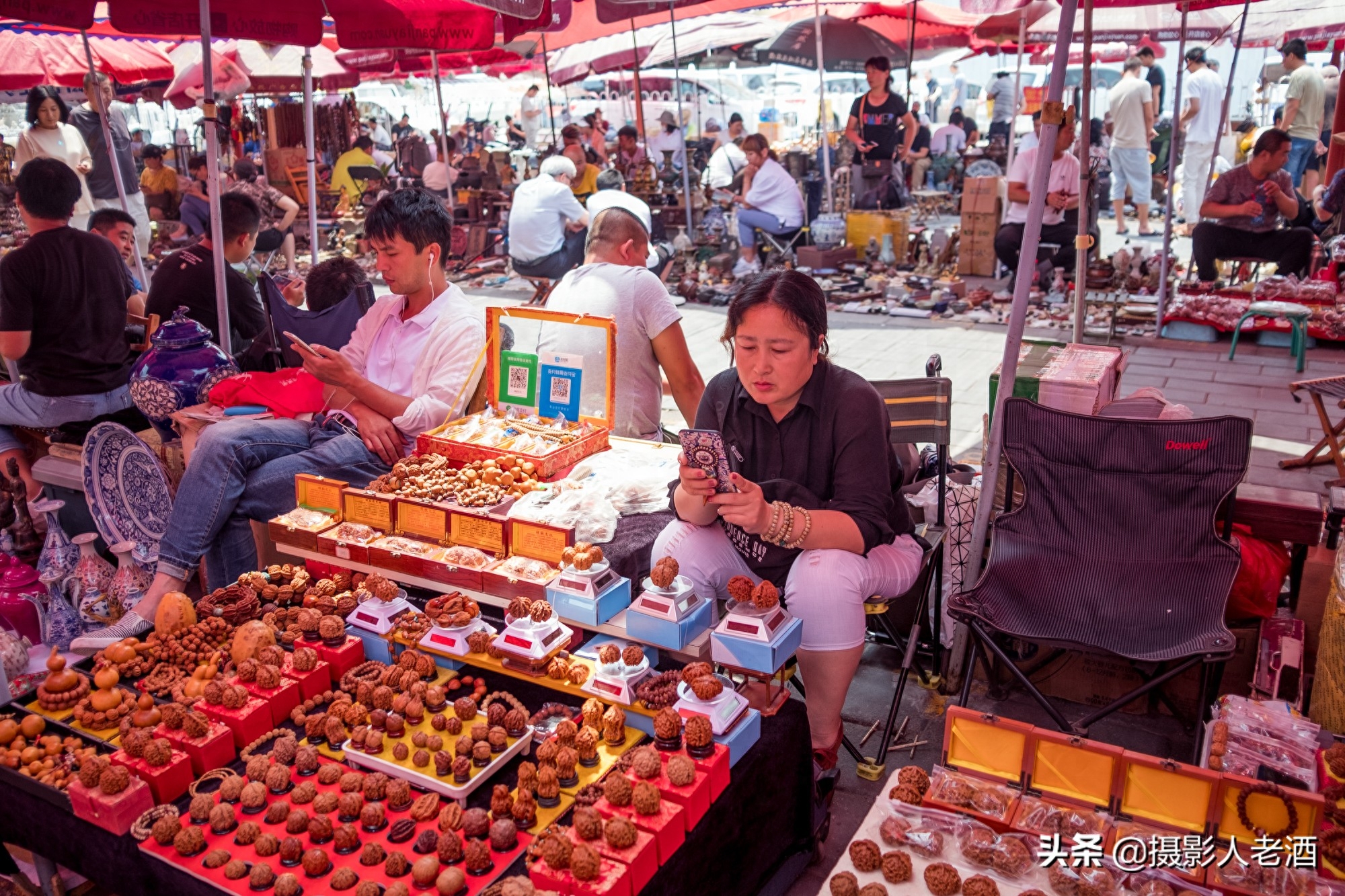 北京潘家园实拍：中国最大的古玩市场，工作日时卖货的比顾客还多