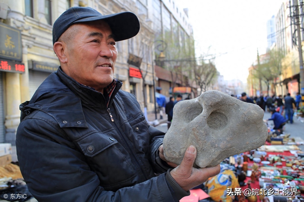 渔民大叔江边捡“泥石”出售，有眼有坑还像飞鸟，形成无权威结论